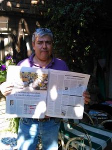 El Dr. Fernando Napoli con la edición impresa del diario Perfil del día domingo 17 de agosto de 2014